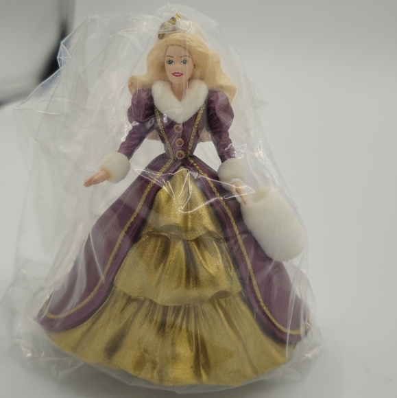 Hallmark Holiday 1996 Holiday Barbie Keepsake Ornament Collector's Series - Picture 4 of 6